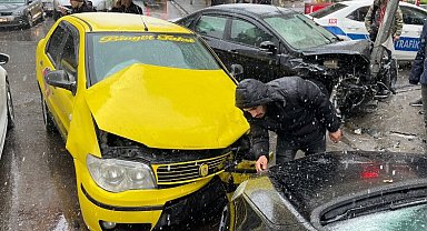 Bingöl'de ticari taksi ile otomobilin çarpıştı: 3 yaralı