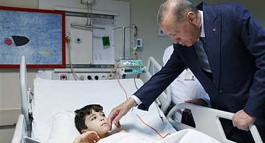 Cumhurbaşkanı Erdoğan, depremzede çocukları hastanede ziyaret etti