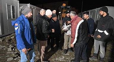 Deprem bölgesinde gece mesaisi