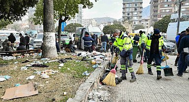 Deprem bölgesinde temizlik başladı