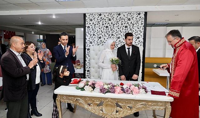 Depremzede çiftin nikahını Mehmet Savran kıydı