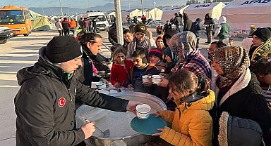 Depremzede vatandaşlara sıcak çorba ikramı 