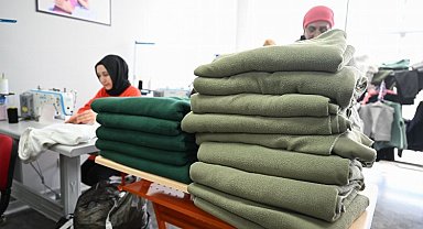 Depremzedeler için battaniye, eşofman üretiyorlar