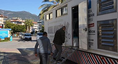 Depremzedelere Antalya'dan mobil kuaför