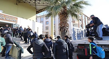 Efes Selçuk Belediyesi'nden Deprem Bölgesine Ekmek ve Sıcak Yemek