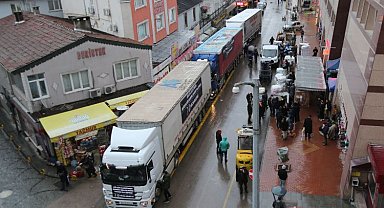 Gölcük'ten 3 tır dolusu yardım malzemesi yola çıktı
