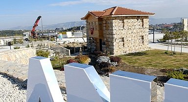 Hatay EXPO alanında bulunan Düğmeli Ev sapasağlam ayakta