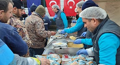 İstanbul Büyükşehir Belediyesi (İBB) Hatay'da Sıcak Yemek Dağıtmaya Başladı