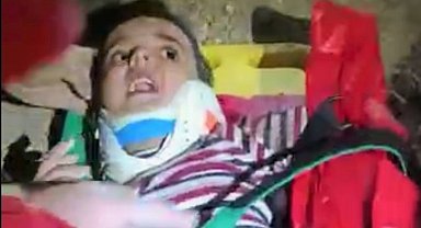 İzmir'in AKS ekipleri Hatay enkazında 3 kişiyi kurtardı
