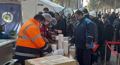 İzmit Aşevi'nden depremzedelere yemek ikramı