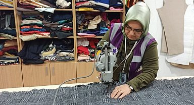 İzmitli kadınlar depremzedeler için örüyor, dikiyor