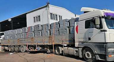 Karabağlar Belediyesi'nin afet bölgesine destekleri sürüyor