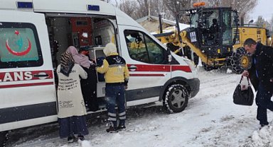 Karda yolları kapanan köyde ölüm kalım savaşı
