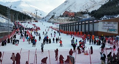 Palandöken kayakçıların akınına uğradı