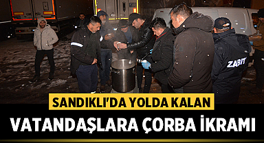 Sandıklı'da yolda kalan araçlardaki vatandaşlara çorba ikramı