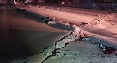 Son depremde köprüde büyük yarıklar oluştu