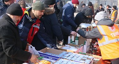 TBMM personeli Kahramanmaraş'ta sıcak yemek veriyor