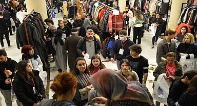 Yenişehir Belediyesi Mersin'de 11 bin depremzedeye ulaştı