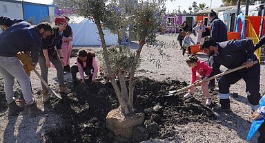 Zeytin ağaçlarına ilk can suyunu depremzedeli çocuklar verdi