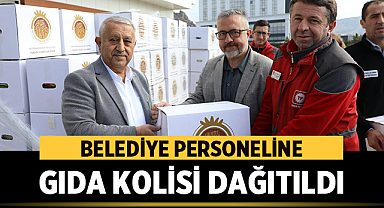 Afyonkarahisar Belediyesi, personeline gıda paketi desteğinde bulundu