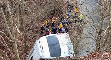 Bilecik'te Meydana Gelen Minibüs Kazasında 13 Kişi Yaralandı