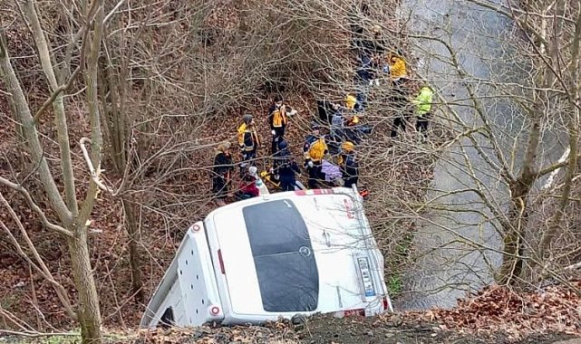 Bilecik'te Meydana Gelen Minibüs Kazasında 13 Kişi Yaralandı
