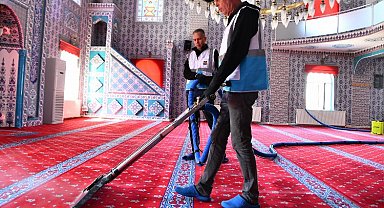 Camilerde bayram temizliği erken başladı