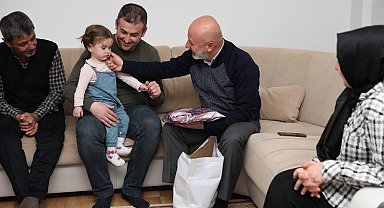 Çolakbayrakdar ailesi iftarda depremzede sofrasında
