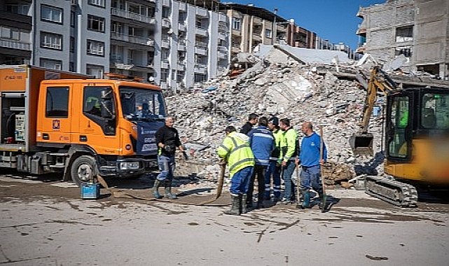 Deprem bölgesine su sağlamak için kesintisiz mesai