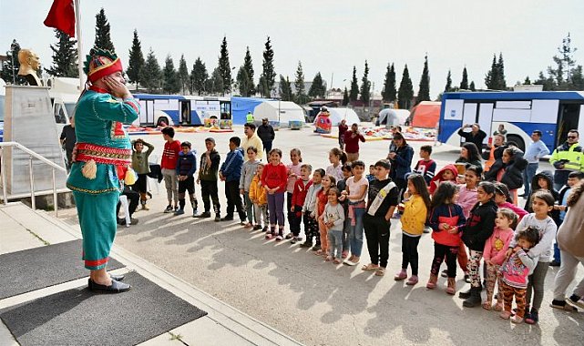 Depremzede çocuklara Hacivat Karagöz sürprizi