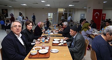 Dr. Mehmet Savran orucunu depremzedelerle açtı