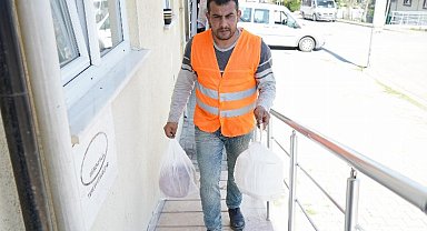 İhtiyaç sahiplerine gıda kolisi ve sıcak yemek