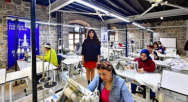 Meslek Fabrikası'nda depremzedeler için iç çamaşırı üretiliyor