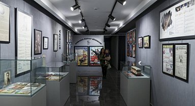 '1980'ler Kimlik Bunalımı' sergisi Ankara'da sanatseverlerle buluştu
