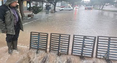 Adana'da kuvvetli yağış sel getirdi
