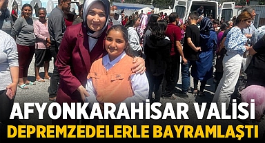 Afyonkarahisar Valisi depremzedelerle bayramlaştı 