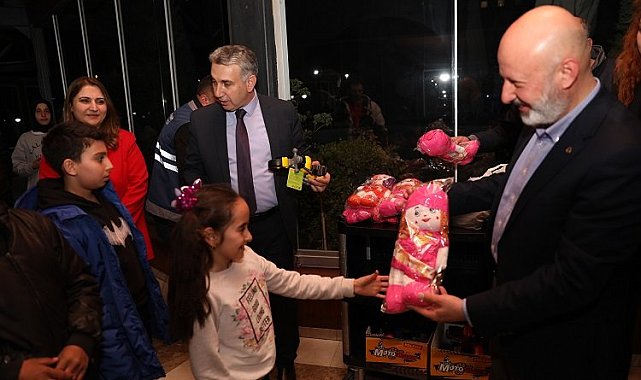 Ahmet Çolakbayrakdar yetimlerle