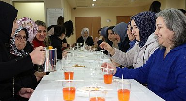 Anne Şehir'den kokulu mum yapımı