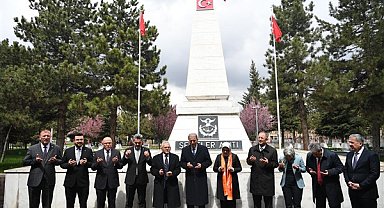 Bakan Akar, Özhaseki ve Büyükkılıç, Kartal Şehitliği'ni ziyaret etti