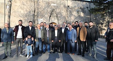 Başkan Büyükkılıç, Bayram namazı sonrası vatandaşla bayramlaştı