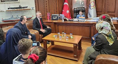 Başkan Sezer koltuğu Melih'e devretti