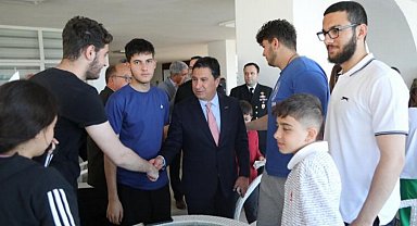 Bayram ziyaretlerini gençlerle yaptı