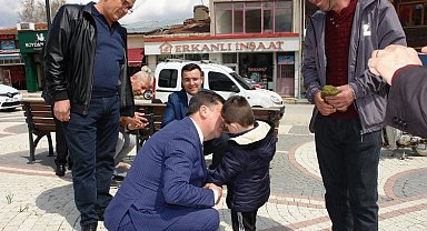 CHP'li Tüzün Pazaryeri'nde vatandaşla bayramlaştı