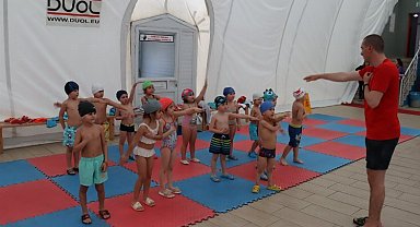 Çınar Çocuk Evi'nin minikleri, yüzme derslerine başladı