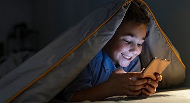 Çocuklar günde 4,5 saat telefon başında!