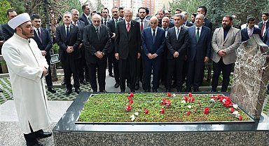 Cumhurbaşkanı Erdoğan, Türkeş'in mezarını ziyaret etti