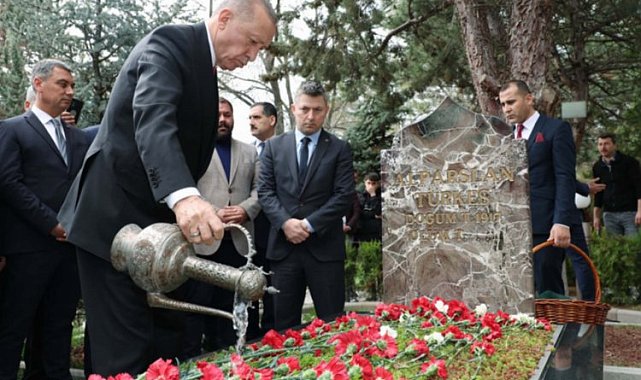Cumhurbaşkanı Erdoğan'dan Türkeş'in kabrine ziyaret