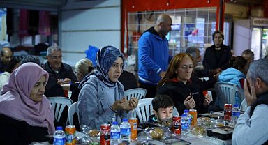 Depremzedeler iftar yemeğinde bir araya geldi