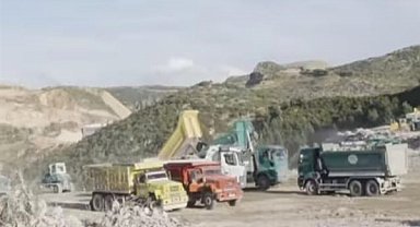 Hatay'da enkazdan çıkan molozlar taşınıyor