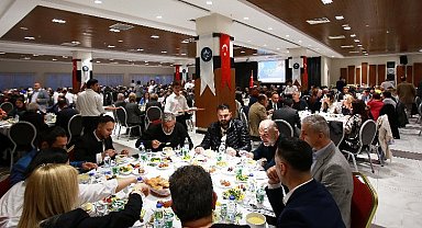 İzmir Karabağlar'da ilçe protokolü aynı sofrada buluştu